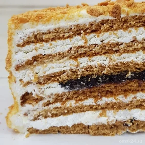 В торт между коржей. Торт Королевский медовик. Коржи для торта бисквитные. Прослойка для медового торта. Торт со сметанным кремом.